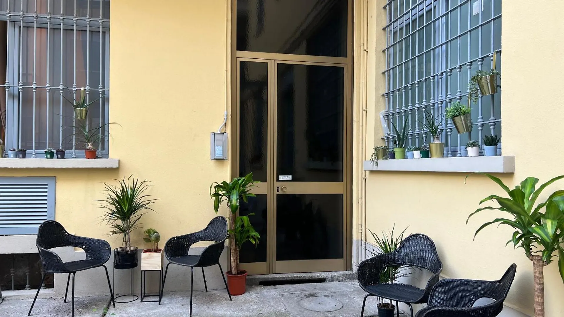 Regina Milano In Porta Romana 2 - Sky Tv, Wifi E Breakfast Box Apartment 0*, Milan Italy